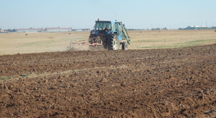 tractor arando arado labor de suelo