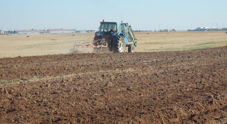 tractor arando arado labor de suelo