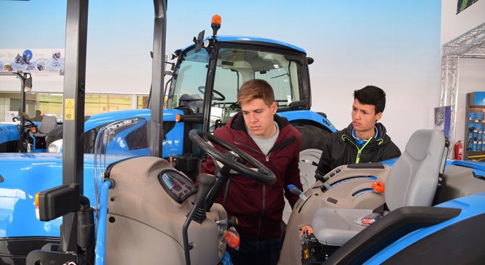 jovenes agricultores tractor