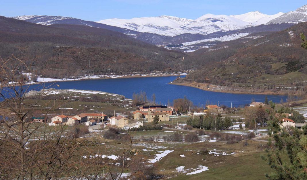 pueblo paisaje montana invierno embalse