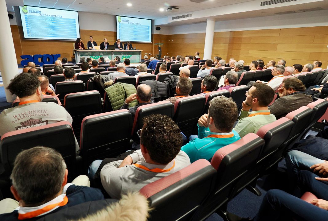 Los socios delegados durante la Asamblea en el salón de la Planta de Aceites de ACOR en Olmedo