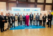 Los representantes institucionales que han participado hoy en la inauguración del XIV Congreso internacional de la Asociación Española de Desalación y Reutilización (AEDyR) han coincidido en que ambas tecnologías son estratégicas para hacer frente al estrés hídrico provocado por el cambio climático y en que es fundamental la colaboración de todas las Administraciones, al tiempo que han apostado por infraestructuras sostenibles para hacer frente al cambio climático y la escasez de agua. Una idea que también ha expresado Domingo Zarzo, presidente de AEDyR, durante las palabras de bienvenida con las que ha abierto las intervenciones del acto inaugural y en las que ha destacado una doble efeméride de especial relevancia para el sector: los 60 años desde la instalación de la primera planta desaladora en Europa -Lanzarote, 1965- y el 25 aniversario del primer congreso de la asociación. Zarzo ha puesto de relieve el papel pionero de las Islas Canarias en la desalación y la reutilización y ha subrayado que estas tecnologías se han convertido en una solución esencial frente al cambio climático. Además, ha recordado que en estos 60 años la industria de la desalación ha conseguido reducir su consumo energético en un 90%, lo que la convierte en un modelo de sostenibilidad e innovación tecnológica. Y ha acentuado que reutilización y desalación no son únicamente soluciones técnicas, sino estrategias esenciales para garantizar el suministro hídrico en un contexto global marcado por el cambio climático y la escasez de recursos. No obstante, ha insistido en que los retos no han desaparecido. Entre ellos, ha enumerado la necesidad de inversión en infraestructuras, el marco normativo europeo, la participación público-privada, la percepción social y la planificación a largo plazo siguen como desafíos clave para el sector. Al mismo tiempo, ha puesto de relieve que se abren enormes oportunidades con la cooperación sectorial. El presidente de AEDyR ha agradecido el respaldo de todas las instituciones, citando expresamente el del Comité de Honor presidido por S.M. el Rey, y el compromiso de los asistentes, ponentes y patrocinadores para seguir avanzando en un modelo hídrico sostenible, innovador y resiliente. A continuación, han intervenido: Rosa Elena Dávila Mamely, presidenta del Cabildo de Tenerife; Hugo Morán Fernández, secretario de Estado de Medio Ambiente (MITECO); Lope Afonso Hernández, vicepresidente y consejero insular de Turismo, Acción Exterior y Relaciones Institucionales del Cabildo de Tenerife; José Manuel Bermúdez Esparza, alcalde de Santa Cruz de Tenerife; Manuel Miranda Medina, consejero de Política Territorial, Cohesión Territorial y Aguas del Gobierno de Canarias, y Begoña García Bernal, secretaria de Estado de Agricultura y Alimentación (MAPA). Rosa Elena Dávila ha destacado el compromiso histórico de la isla con la reutilización del agua y su decidida apuesta actual por consolidarse como un referente en la gestión hídrica sostenible. Ha recordado que Tenerife cuenta con la conducción más larga de España para el uso de agua regenerada en agricultura, y que en los próximos años se duplicará la oferta de agua regenerada gracias a una inversión de 400 millones de euros y a la puesta en marcha de nuevas plantas de depuración y regeneración en diversas zonas de la isla. Por otra parte, ha subrayado que, pese a haberse incorporado más tarde al proceso de desalación que otras islas del archipiélago, Tenerife lo ha hecho con determinación, destacando que el actual plan hidrológico insular establece que la principal fuente de abastecimiento urbano será el agua desalada. La presidenta del Cabildo ha contextualizado estas acciones en la grave sequía que afectó a la isla durante más de 200 semanas y que obligó a declarar la emergencia hídrica en mayo de 2024. En este sentido, ha asegurado, que, gracias a las inversiones realizadas, Tenerife afronta el verano de 2025 con tranquilidad y confianza. En línea con las otras autoridades, ha concluido reivindicando que el agua es mucho más que un recurso, es un eje estratégico para el desarrollo, la seguridad y la cohesión territorial. Por su parte, Hugo Morán ha ofrecido una visión de largo alcance sobre la evolución de la desalación y la reutilización en España, señalando que estos recursos “no convencionales” han pasado de ser soluciones marginales a convertirse en piezas estratégicas para la seguridad hídrica del país. Morán ha destacado que España es líder europeo y se encuentra entre los cinco primeros países del mundo en capacidad instalada de desalación y reutilización. Concretamente, ha detallado que, desde 2015, la producción de agua desalada en el país se ha duplicado, superando en 2024 los 370 hectómetros cúbicos anuales. Además, ha anunciado que el Gobierno tiene en marcha inversiones por más de 1.600 millones de euros para reforzar la capacidad de desalación y reutilización, incluyendo ampliaciones, interconexiones y la incorporación de plantas fotovoltaicas. Morán se ha referido a la reciente Estrategia de Resiliencia Hídrica de la Comisión Europea, que establece como objetivo para 2030 una mejora del 10% en la eficiencia del uso del agua. En este sentido, ha celebrado la aprobación del Real Decreto que regula el uso de aguas regeneradas, que permitirá extender su aplicación más allá del ámbito agrícola a sectores como el industrial y alimentario. Ha subrayado, igualmente, que la resiliencia climática requiere moderar la demanda, mejorar la eficiencia y consolidar los recursos no convencionales como parte de una gestión integrada del agua. A su vez, Lope Afonso ha subrayado el esfuerzo realizado por la isla para superar la reciente emergencia hídrica. Ha puesto como ejemplo la implementación urgente de sistemas terciarios de reutilización en estaciones depuradoras, que han permitido abastecer al sector agrícola, resolver problemas ambientales en zonas costeras y reforzar la imagen turística de la isla. Y ha insistido en que la política del agua es transversal y estratégica, y su correcta gestión incide directamente en la salud, el empleo y el desarrollo económico. En su turno, José Manuel Bermúdez ha reivindicado el compromiso del municipio con la desalación, señalando que su estación desaladora produce actualmente más de 30.000 metros cúbicos diarios, con planes de ampliación a 40.000 y que a inversión total prevista supera los 20 millones de euros e incluye mejoras en la red de distribución para cubrir también los municipios colindantes de La Laguna y Tegueste, alcanzando así a más de 400.000 personas. Bermúdez ha expresado su satisfacción por acoger un congreso que promueve modelos de ciudades más circulares y sostenibles, y ha animado a los asistentes a disfrutar de la ciudad. Manuel Miranda ha abundado en la relevancia estratégica que tienen para el archipiélago la desalación y la reutilización del agua. Ha explicado que la geografía insular y la orografía singular hacen de Canarias un territorio vulnerable desde el punto de vista hídrico. Por ello, ha indicado que estas tecnologías no solo han permitido el crecimiento económico y social de las islas, sino que han garantizado su presencia en el mapa internacional. Por otra parte, ha apuntado que en cinco años el coste de la desalación se ha incrementado en más de un 50%, impulsado por el consumo energético, lo que requiere -ha comentado- un apoyo decidido por parte del Estado y de la Unión Europea. Así, ha pedido buscar fórmulas de compensación para islas como Lanzarote o Fuerteventura, donde la desalación es prácticamente la única fuente de abastecimiento. Y ha reclamado una mayor presencia de Canarias en el debate europeo sobre la gestión del agua. Por último, Begoña García Bernal, que ha cerrado las intervenciones del acto inaugural, ha defendido la modernización del regadío como vía esencial para la transformación sostenible del sector primario. En su intervención, ha agradecido al Ministerio para la Transición Ecológica y el Reto Demográfico por incluir las aportaciones del Ministerio de Agricultura, Pesca y Alimentación en el Real Decreto de reutilización para la industria alimentaria. En relación con las actuaciones concretas de su Ministerio, ha detallado que está invirtiendo 220 millones de euros en 19 actuaciones en zonas de alto estrés hídrico, de las cuales cinco están centradas en aguas regeneradas y catorce en aguas desaladas. Solo en Canarias, las inversiones superan los 79 millones de euros. García Bernal ha subrayado el impacto positivo del uso de energías renovables en la reducción de los costes energéticos de las explotaciones, y ha agradecido la valentía y el compromiso de los agricultores por impulsar un modelo de regadío sostenible, rentable y exportable al resto de Europa. Ha reivindicado, asimismo, el papel de las Administraciones públicas en el acompañamiento a este sector en su transición ecológica. El XIV Congreso Internacional de AEDyR, cuyo lema es ’60 años de innovación en desalación y reutilización’, es el mayor evento sobre desalación y reutilización de agua en España y reúne a cerca de 400 profesionales y 120 ponentes entre hoy y el jueves en el Auditorio Adán Martín de Tenerife para tratar los grandes retos del agua y celebrar el 60 aniversario de la primera planta desaladora de España, que empezó a funcionar en 1965 en Lanzarote. Contiene un amplio programa de ponencias y debates en los que participarán expertos nacionales e internacionales. Sesiones técnicas Las sesiones técnicas de la jornada de hoy están dedicadas a asuntos como la transición hacia modelos circulares en la gestión del agua; la eliminación de subproductos y contaminantes emergentes que aparecen durante los tratamientos; la reducción del consumo energético en la desalación manteniendo la calidad del servicio y la viabilidad económica; las oportunidades que ofrece el agua regenerada para uso agrícola e industrial, y los últimos avances en investigación y desarrollo experimental. Durante los días en los que se desarrolla el evento se podrá disfrutar, asimismo, del II Salón Tecnológico de Desalación y Reutilización, en el que destacadas empresas mostrarán sus servicios o productos más punteros. Como actividad previa y complementaria al Congreso, ayer se celebró el taller Nexo Agua-Energía – Proyecto Sol2H2O, en el que se abordó el papel de las nuevas tecnologías del ciclo industrial del agua desde el prisma del nexo agua-energía y se evaluaron las limitaciones para su desarrollo industrial y de mercado. El taller ha sido organizado por el Instituto Tecnológico de Canarias (ITC) y la Plataforma Solar de Almería – CIEMAT. Sol2H2O es un proyecto coordinado por la Universidad de Évora (Portugal), junto a los socios de la Universidad de Palermo (Italia), la Plataforma Solar de Almería y el Instituto Tecnológico de Canarias. También como complemento al Congreso, el viernes, 27 de junio, tendrá lugar el acto de inauguración del Centro de Innovación y Desarrollo WAVE, ubicado en Adeje (Tenerife), junto a la EDAM de La Caleta. El evento, que comenzará a las 10.00 de la mañana con la intervención del alcalde de Adeje, José Miguel Rodríguez Fraga, se extenderá hasta las 13.00 horas. Los asistentes serán trasladados en autobús. La inscripción es gratuita. Este centro, impulsado por AQUALIA en colaboración con ENTEMANSER y el AYUNTAMIENTO DE ADEJE, nace como plataforma de referencia en I+D+i en desalinización, valorización de salmueras y energías renovables, apostando por la colaboración público-privada y el impulso de soluciones sostenibles en el ciclo integral del agua. El XIV Congreso Internacional de AEDyR es una cita clave para el intercambio de conocimientos y la colaboración entre administraciones, centros de investigación y empresas del sector hídrico en un momento crucial para el desarrollo de soluciones sostenibles frente al cambio climático y la escasez de recursos hídricos