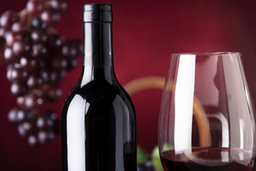 close-up-botella-de-vino-con-vidrio